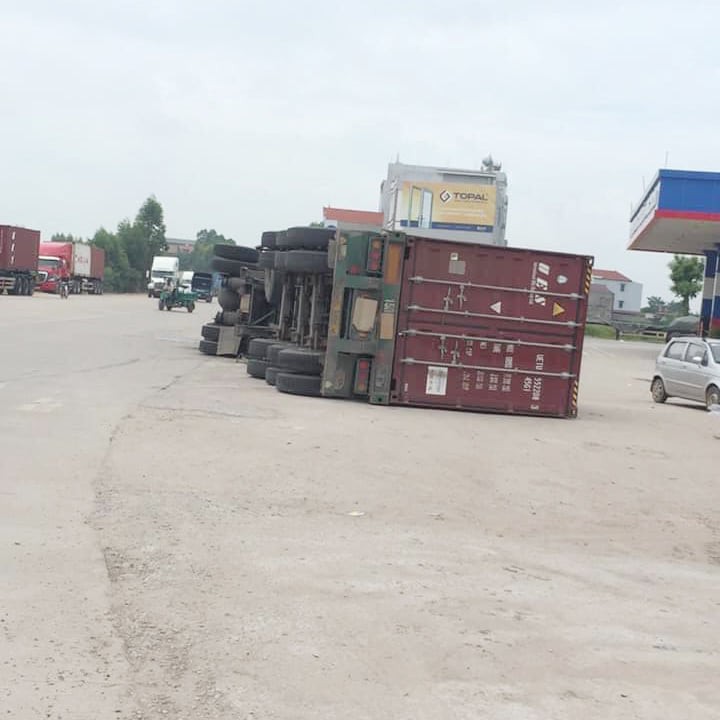 Tài xế ôm cua quá nhanh khiến chiếc xe container lật nghiêng Tài xế ôm cua quá nhanh khiến chiếc xe container lật nghiêng