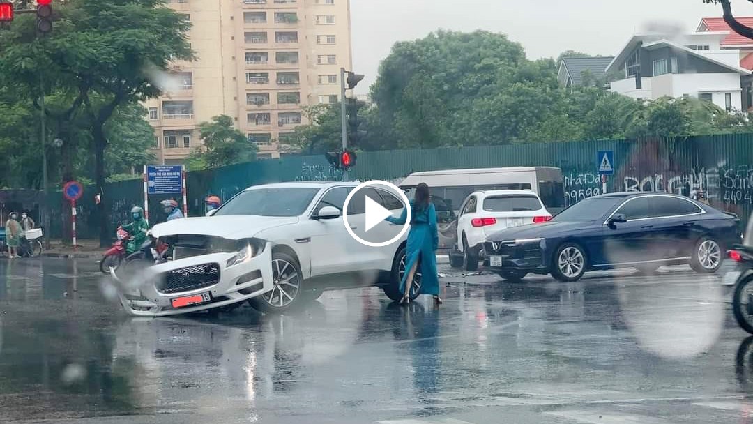 Ô tô vượt đèn đỏ, đâm bẹp xe Mercedes GLC tại ngã tư Hà Nội Ô tô vượt đèn đỏ, đâm bẹp xe Mercedes GLC tại ngã tư Hà Nội