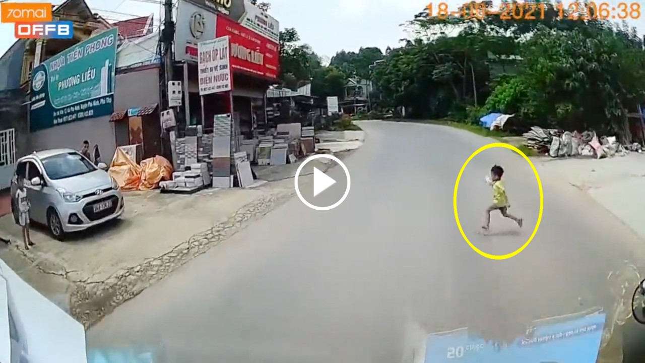 Thót tim với pha đánh lái tránh đâm phải cháu bé chạy sang đường của bác tài xe tải Thót tim với pha đánh lái tránh đâm phải cháu bé chạy sang đường của bác tài xe tải