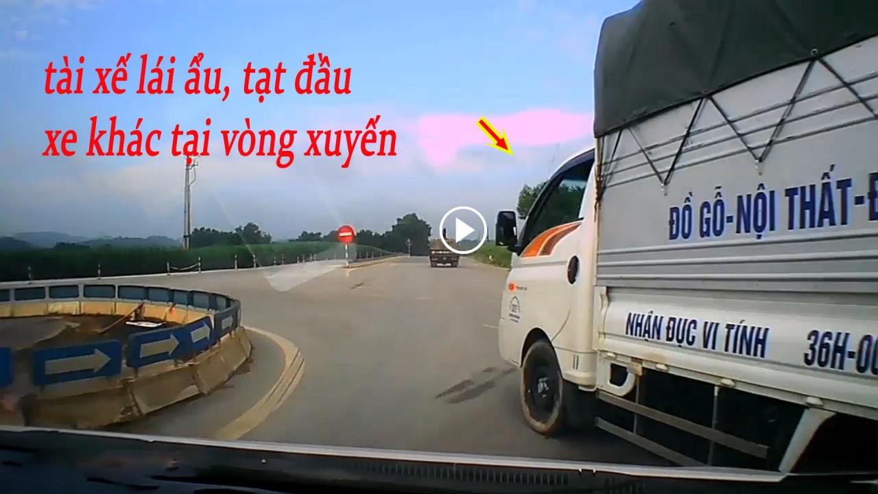 Tài xế xe tải chạy ẩu, tạt đầu xe khác khi ôm cua ở vòng xuyến Tài xế xe tải chạy ẩu, tạt đầu xe khác khi ôm cua ở vòng xuyến