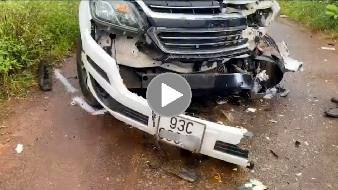 Ô tô bán tải đối đầu xe ba gác, một người nguy kịch Ô tô bán tải đối đầu xe ba gác, một người nguy kịch