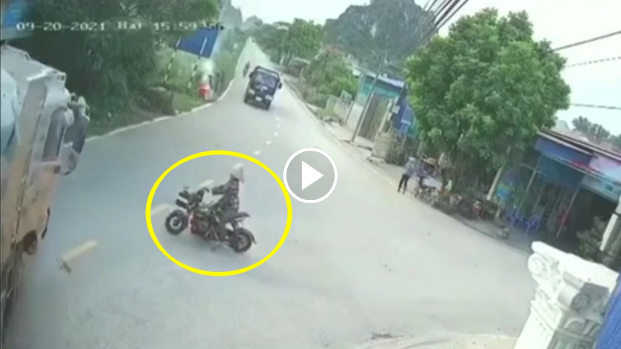 Người phụ nữ đi xe đạp điện sang đường ẩu thoát nạn trong gang tấc Người phụ nữ đi xe đạp điện sang đường ẩu thoát nạn trong gang tấc