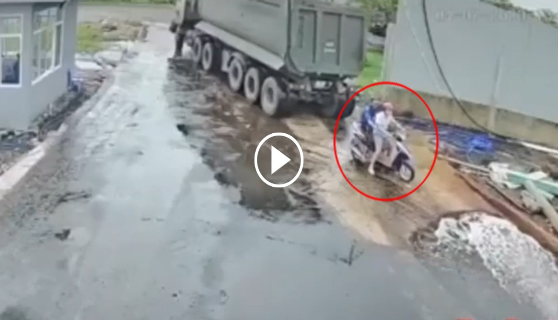 Lùi xe không có người dẫn đường, xe ben suýt gây tai nạn kinh hoàng Lùi xe không có người dẫn đường, xe ben suýt gây tai nạn kinh hoàng