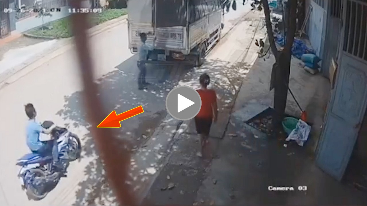 Thanh niên đi xe máy không mũ đâm thẳng vào đuôi xe tải Thanh niên đi xe máy không mũ đâm thẳng vào đuôi xe tải