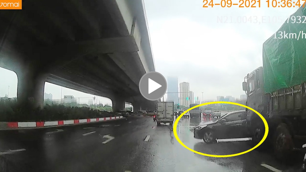Ô tô con bị xe tải đâm xoay ngang đường Ô tô con bị xe tải đâm xoay ngang đường