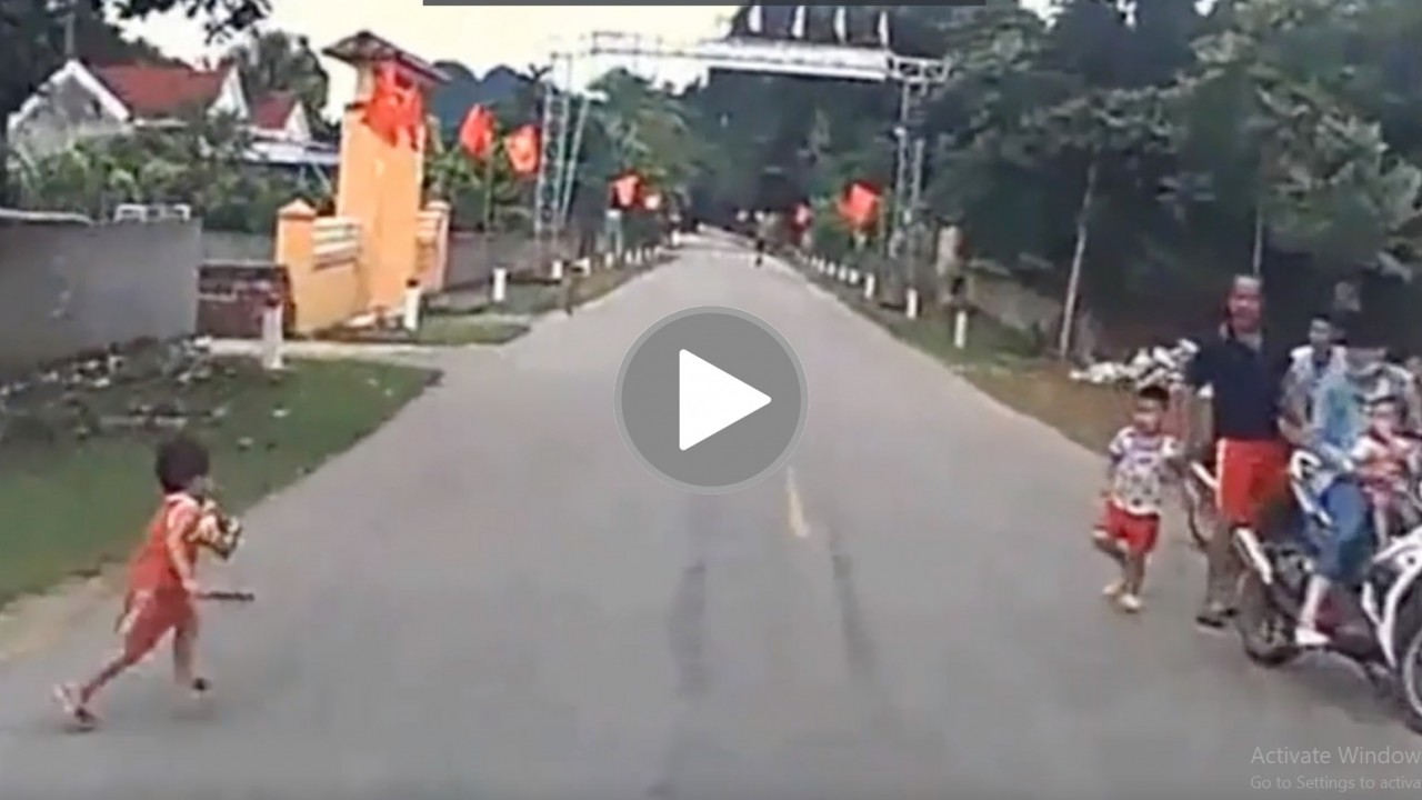 Em bé chạy băng qua mũi ô tô khiến mọi người Em bé chạy băng qua mũi ô tô khiến mọi người