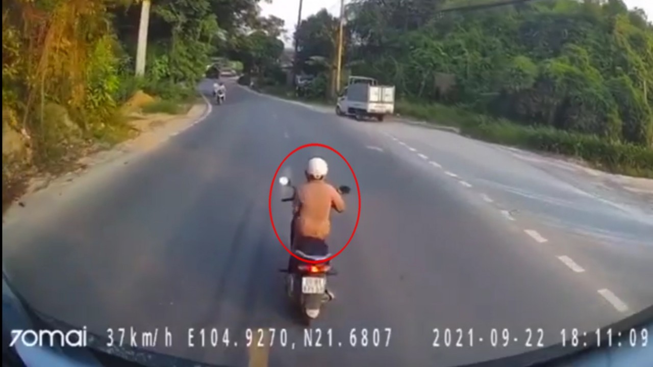 “Nữ ninja” bất ngờ dừng xe khiến tài xế phanh cháy đường “Nữ ninja” bất ngờ dừng xe khiến tài xế phanh cháy đường