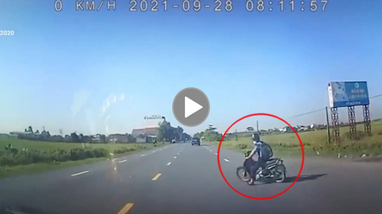 Thấy CSGT, người đi xe máy quay đầu khiến tài xế ô tô đánh lái 'xuất thần' Thấy CSGT, người đi xe máy quay đầu khiến tài xế ô tô đánh lái 'xuất thần'