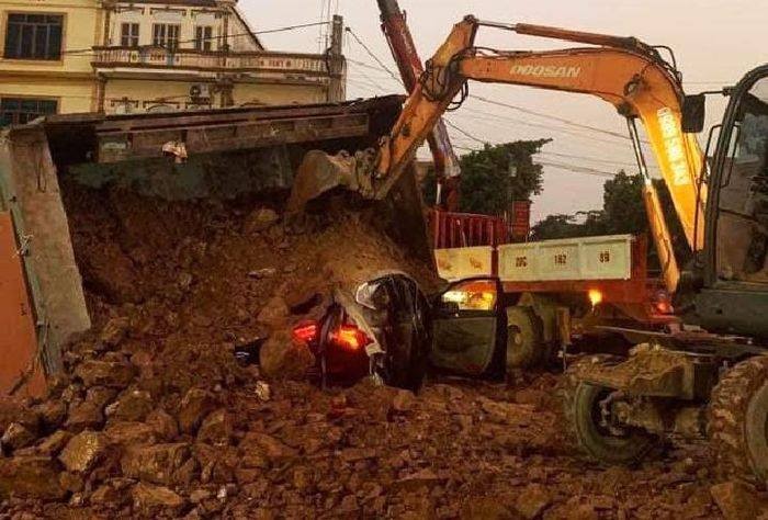 Hiện trường vụ xe tải ben lật đè trúng xế hộp, một tài xế tử vong Xe tải ben lật đè trúng xế hộp, một tài xế thương vong