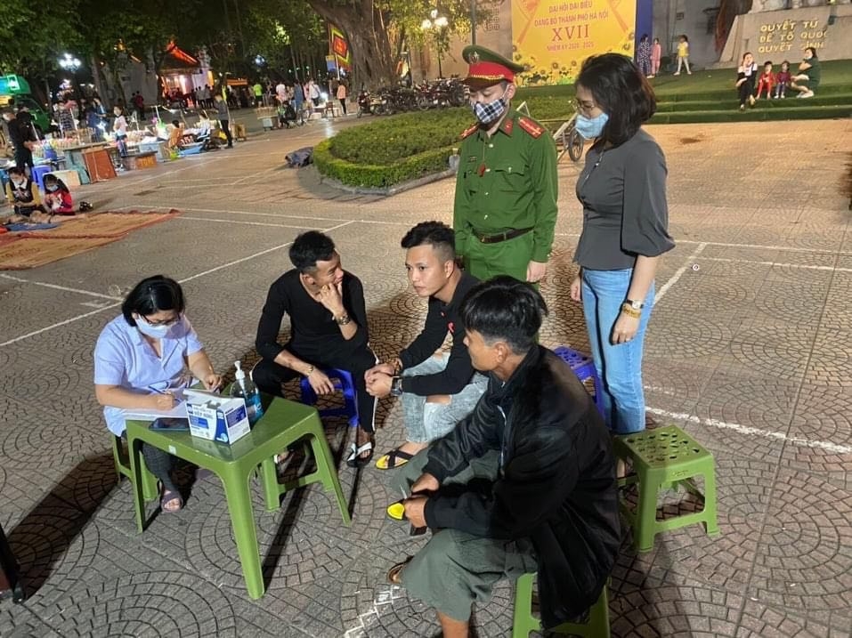 Phố đi bộ Hà Nội: Nhiều người dân bị phạt lỗi 'không đeo khẩu trang nơi công cộng' Phố đi bộ Hà Nội: Nhiều người dân bị phạt lỗi 'không đeo khẩu trang nơi công cộng'