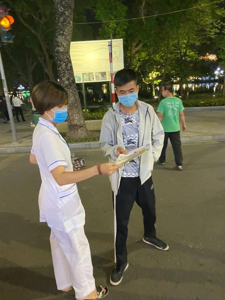 Phố đi bộ Hà Nội: Nhiều người dân bị phạt lỗi 'không đeo khẩu trang nơi công cộng' Phố đi bộ Hà Nội: Nhiều người dân bị phạt lỗi 'không đeo khẩu trang nơi công cộng'