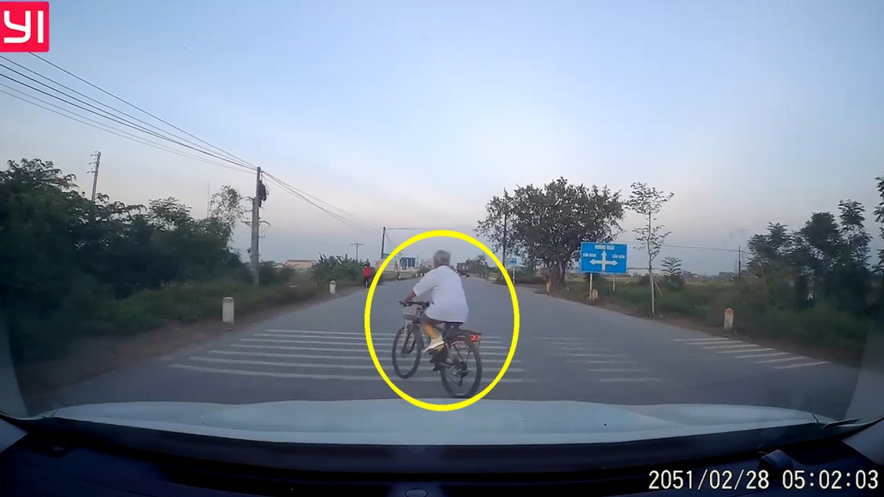Cụ ông thản nhiên đạp xe sang đường khiến tài xế Cụ ông thản nhiên đạp xe sang đường khiến tài xế