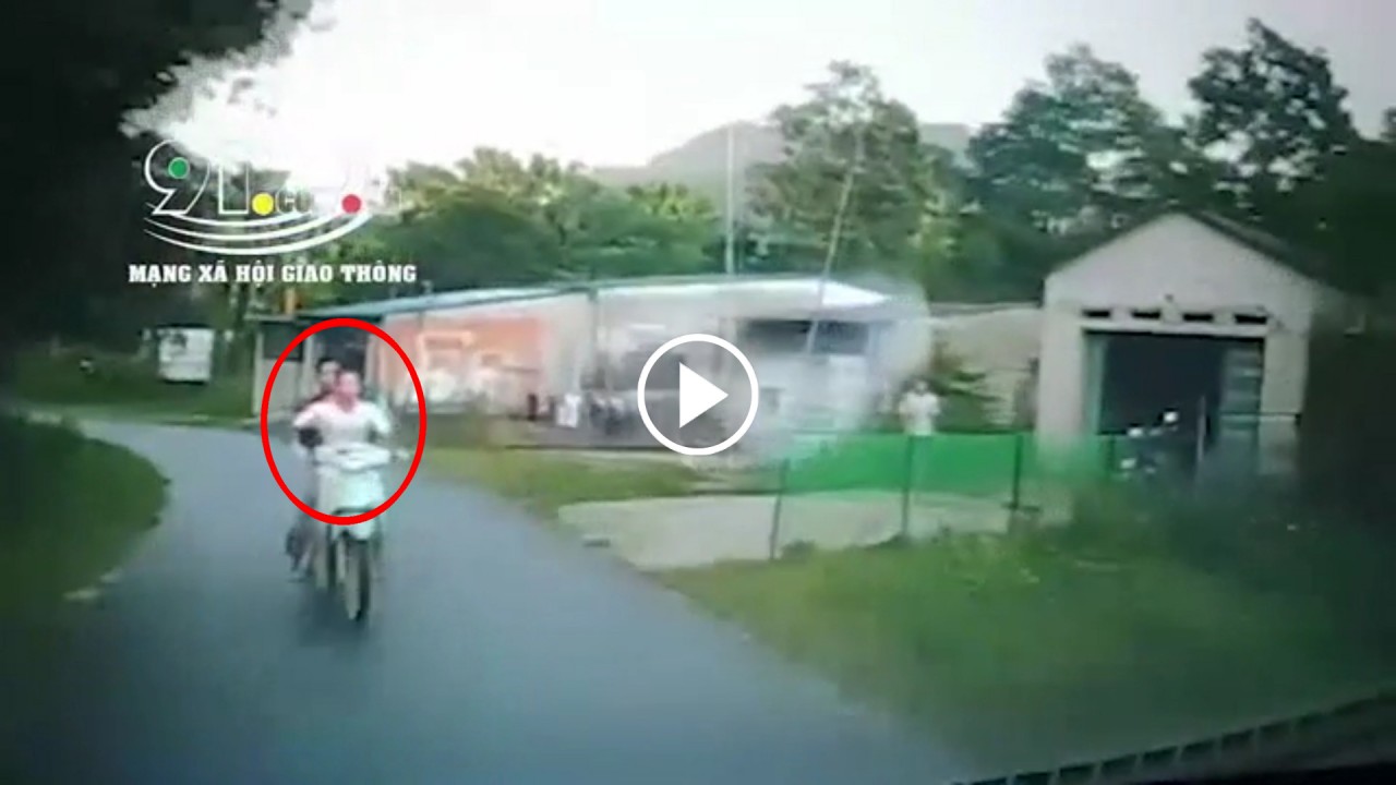 Hai thanh niên “đầu trần” tông trực diện ô tô tại khúc cua Hai thanh niên “đầu trần” tông trực diện ô tô tại khúc cua