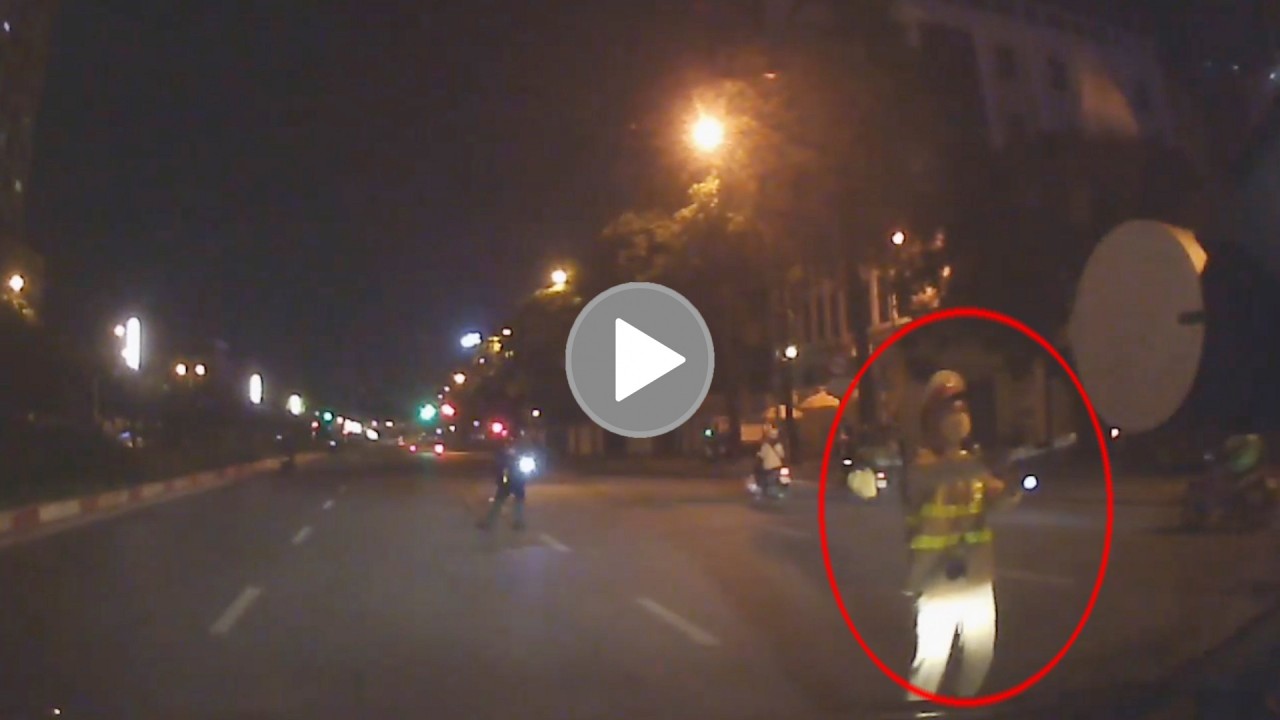 Lái xe ô tô thông chốt 141 phóng như điên trên đường Lái xe ô tô thông chốt 141 phóng như điên trên đường