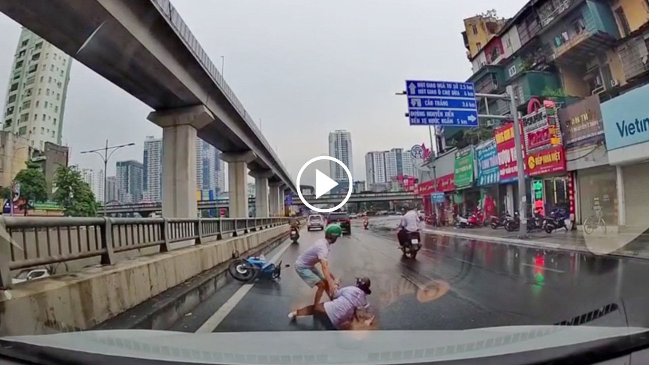 Ô tô tông ngã 2 người đi xe máy rồi Ô tô tông ngã 2 người đi xe máy rồi