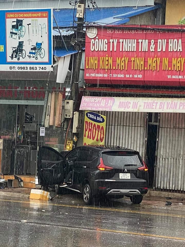 Toàn cảnh vụ ô tô chạy tốc độ cao tông trúng xe đạp điện, 4 người bị thương Toàn cảnh vụ ô tô chạy tốc độ cao tông trúng xe đạp điện, 4 người bị thương