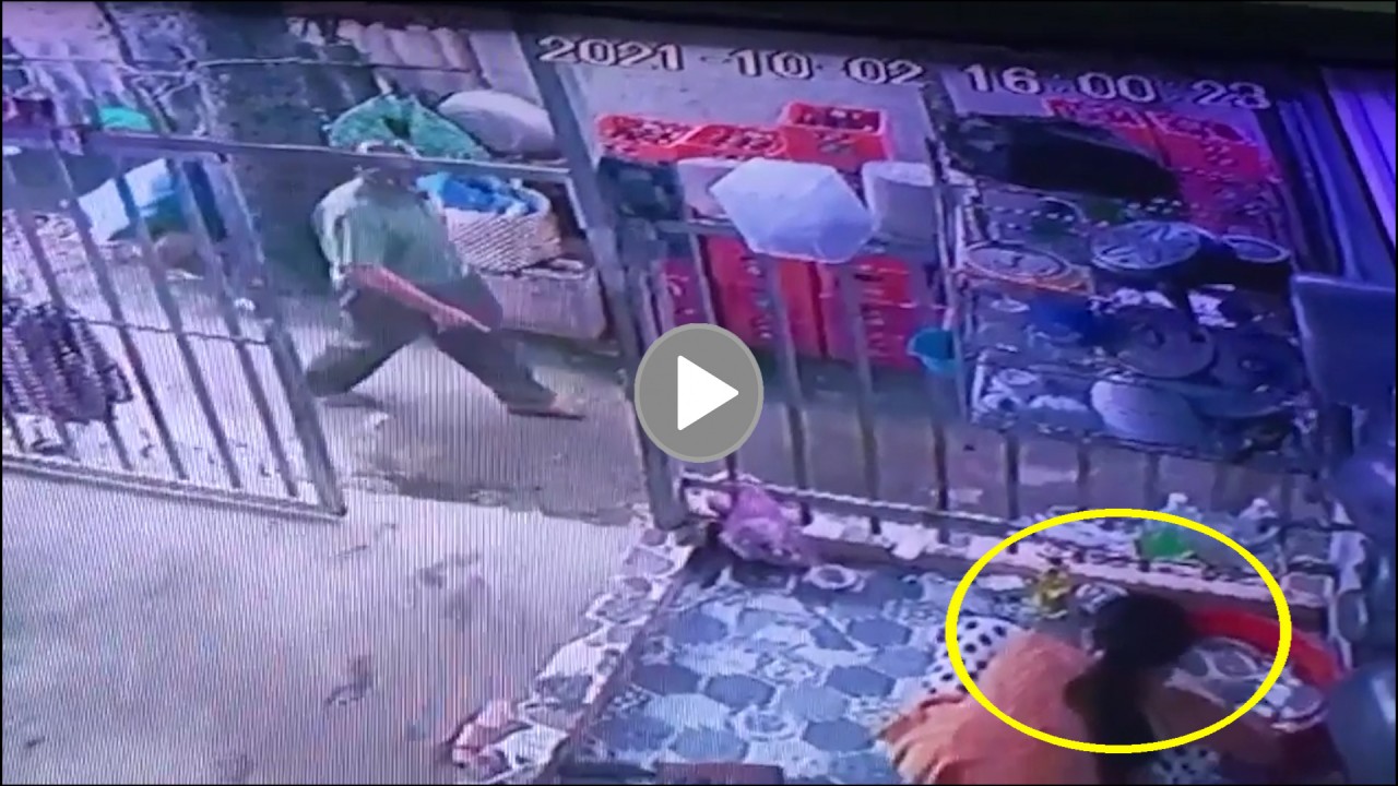 Khoảnh khắc trốn công an, người phụ nữ chạy ngay vào nhà hàng xóm rửa bát Khoảnh khắc trốn công an, người phụ nữ chạy ngay vào nhà hàng xóm rửa bát