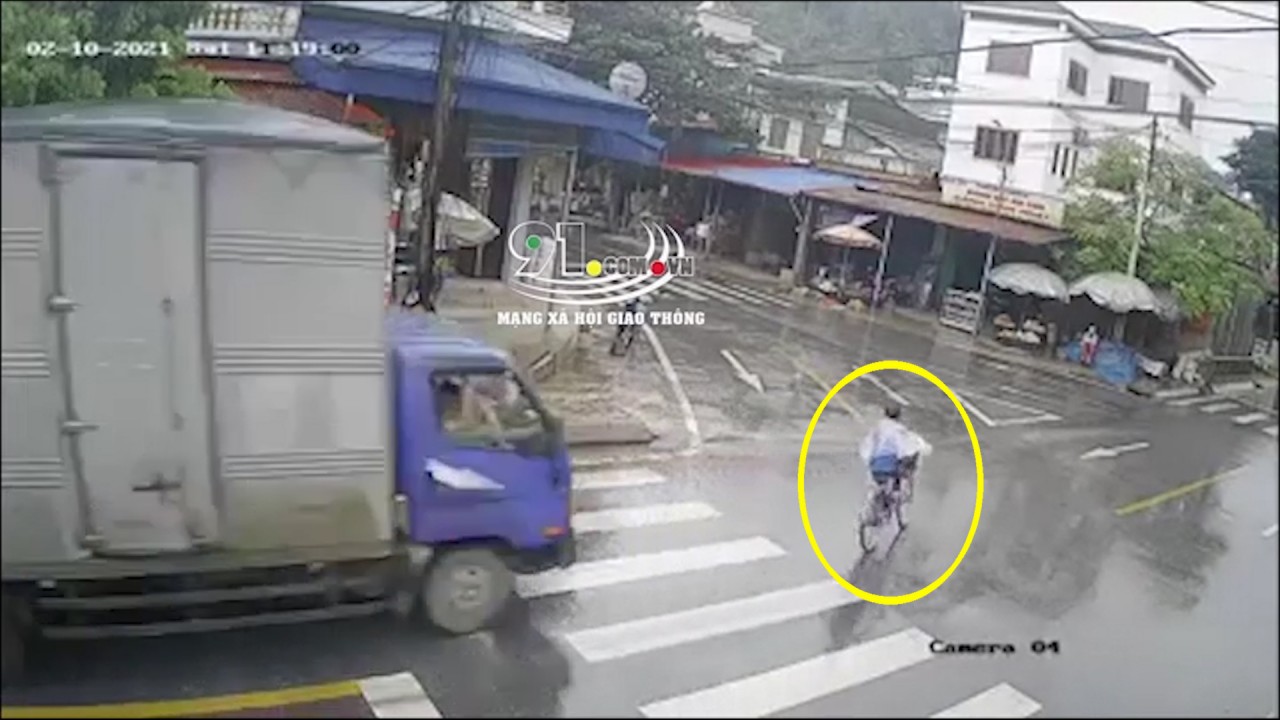 Xe tải phóng nhanh tông nguy kịch người đàn ông đi xe đạp Xe tải phóng nhanh tông nguy kịch người đàn ông đi xe đạp