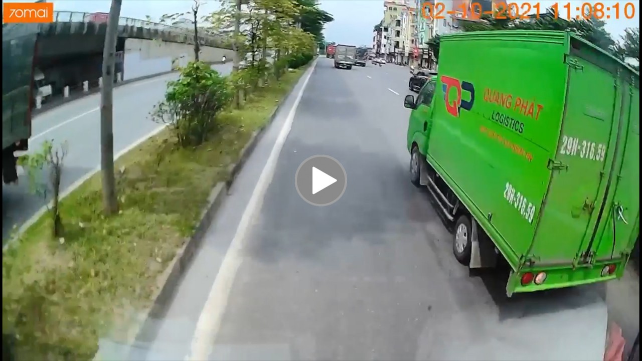 Xe tải chạy ẩu, suýt gây tai nạn khiến dân mạng bức xúc Xe tải chạy ẩu, suýt gây tai nạn khiến dân mạng bức xúc