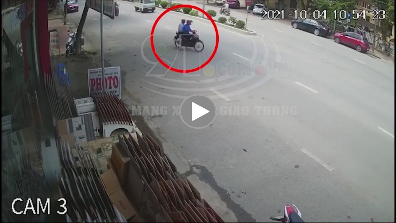 Qua đường bất cẩn, đôi nam nữ đi xe máy bị tông văng Qua đường bất cẩn, đôi nam nữ đi xe máy bị tông văng