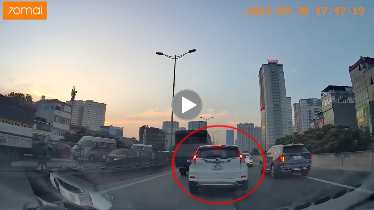 Phẫn nộ cảnh tài xế ô tô lái xe 