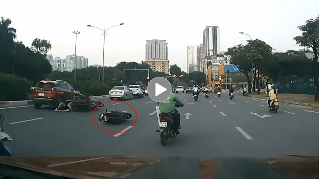 Phóng nhanh, 2 người đi xe máy đâm vào xe khác ngã xuống đường Phóng nhanh, 2 người đi xe máy đâm vào xe khác ngã xuống đường