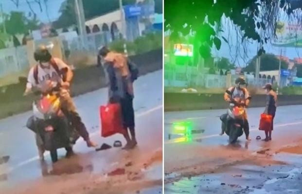 Năng lượng tích cực: Thầy giáo trẻ tặng đôi dép đang đi và tiền cho người đàn ông Năng lượng tích cực: Thầy giáo trẻ tặng đôi dép đang đi và tiền cho người đàn ông