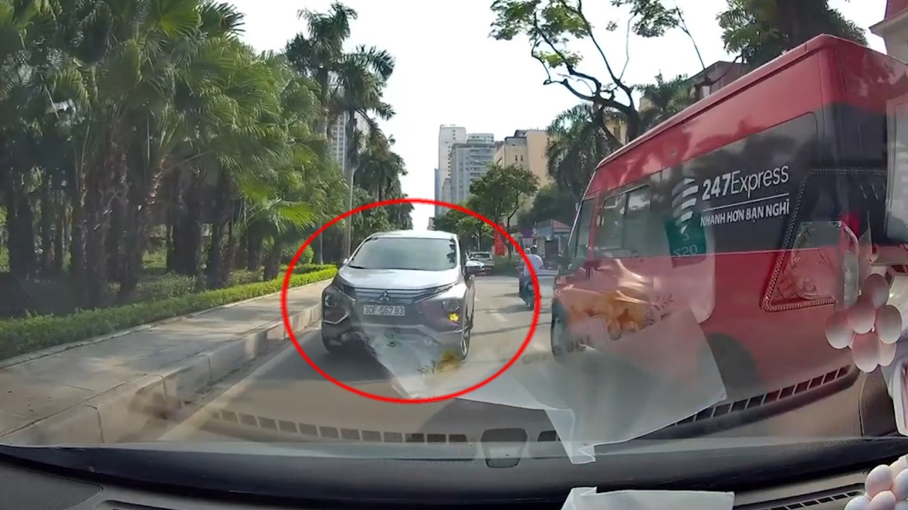 Ô tô 7 chỗ liều lĩnh chạy ngược chiều trên phố Ô tô 7 chỗ liều lĩnh chạy ngược chiều trên phố