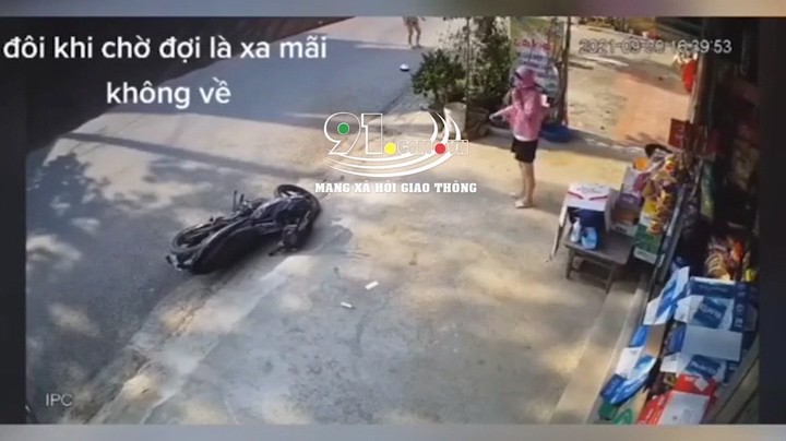 Dừng xe không sát lề đường, chủ xe Exciter bị ôtô con tông Dừng xe không sát lề đường, chủ xe Exciter bị ôtô con tông