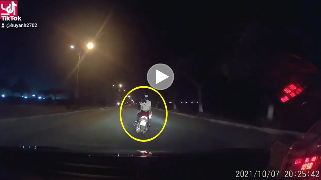 Cố tình ‘cà khịa’ xe taxi, nam thanh niên chở theo bạn gái bị truy đuổi gắt gao Cố tình ‘cà khịa’ xe taxi, nam thanh niên chở theo bạn gái bị truy đuổi gắt gao