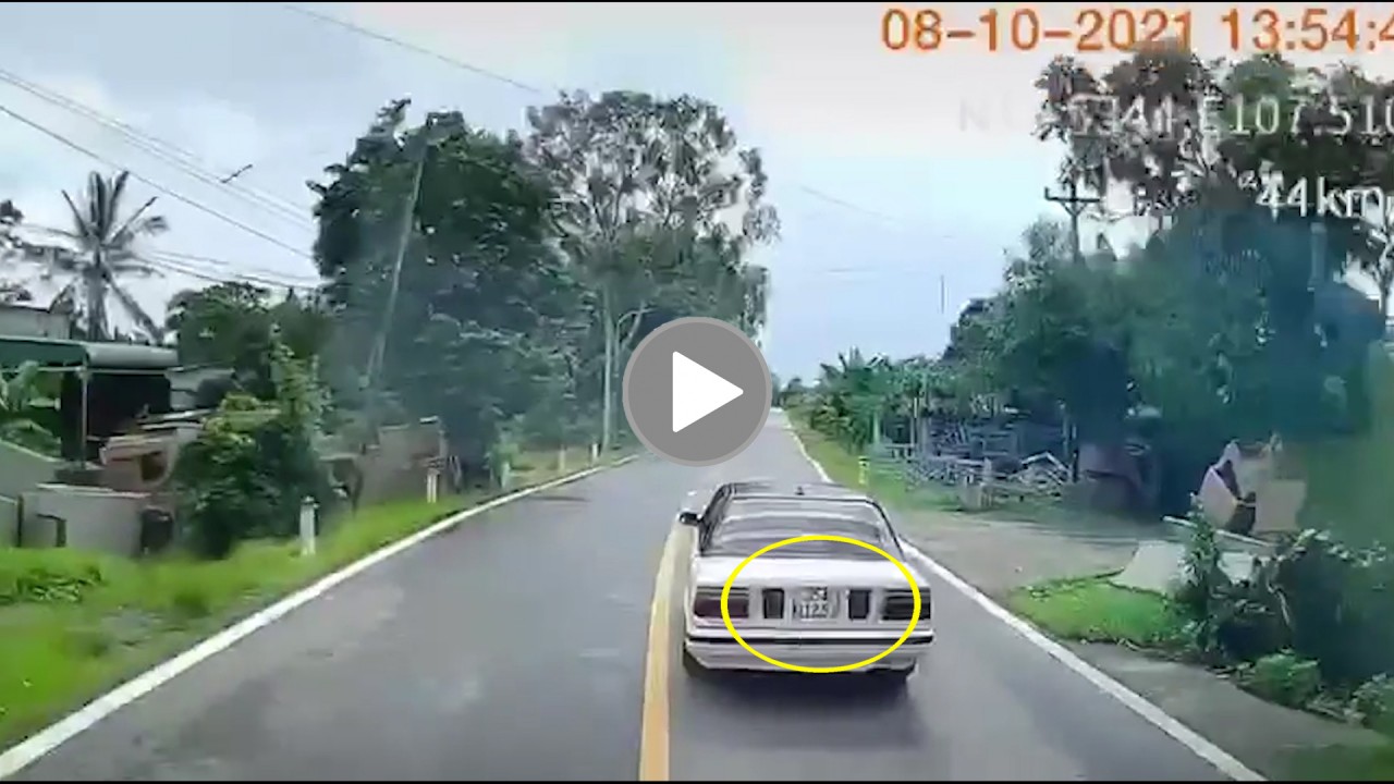 Dí sát ô tô bấm còi xin vượt, tài xế xe Ben bị ép… phanh dúi dụi Dí sát ô tô bấm còi xin vượt, tài xế xe Ben bị ép… phanh dúi dụi