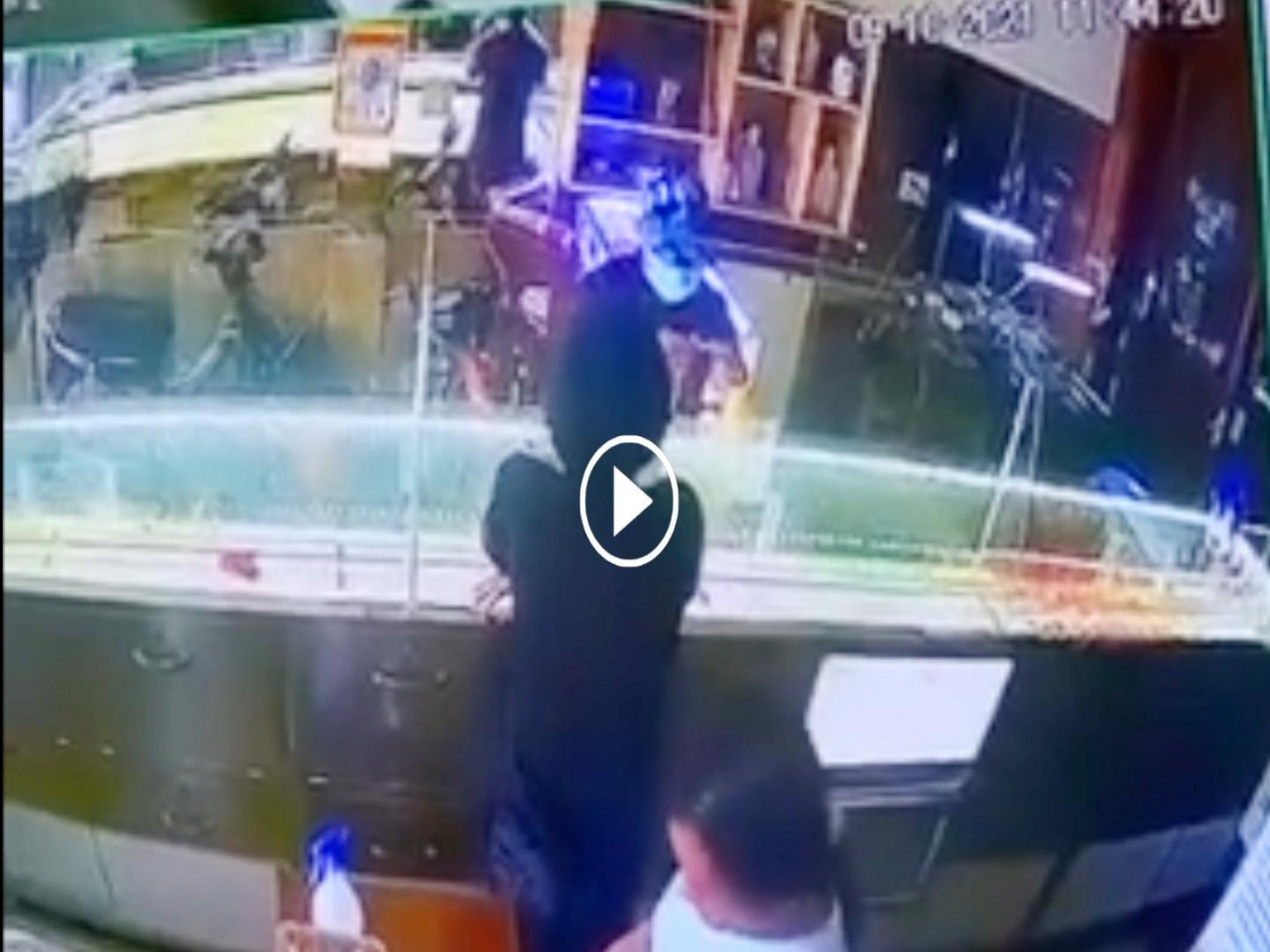 Nam thanh niên vờ hỏi mua dây chuyền rồi cướp tại tiệm vàng ở Hóc Môn Nam thanh niên vờ hỏi mua dây chuyền rồi cướp tại tiệm vàng ở Hóc Môn