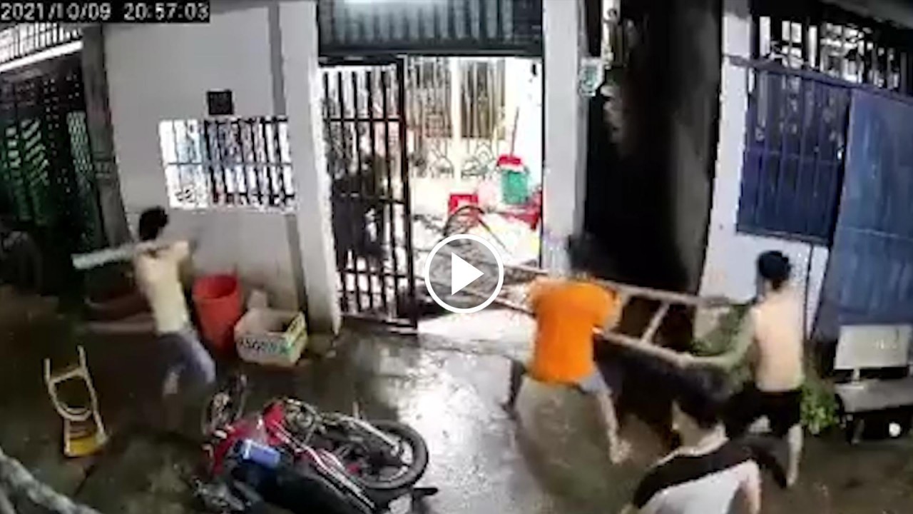 Xông vào nhà, dùng hung khí tấn công 2 vợ chồng Xông vào nhà, dùng hung khí tấn công 2 vợ chồng
