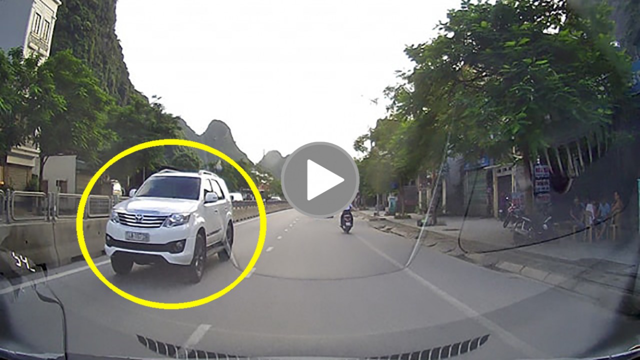 Ô tô thản nhiên phóng ngược chiều trên đường Quốc lộ Ô tô thản nhiên phóng ngược chiều trên đường Quốc lộ
