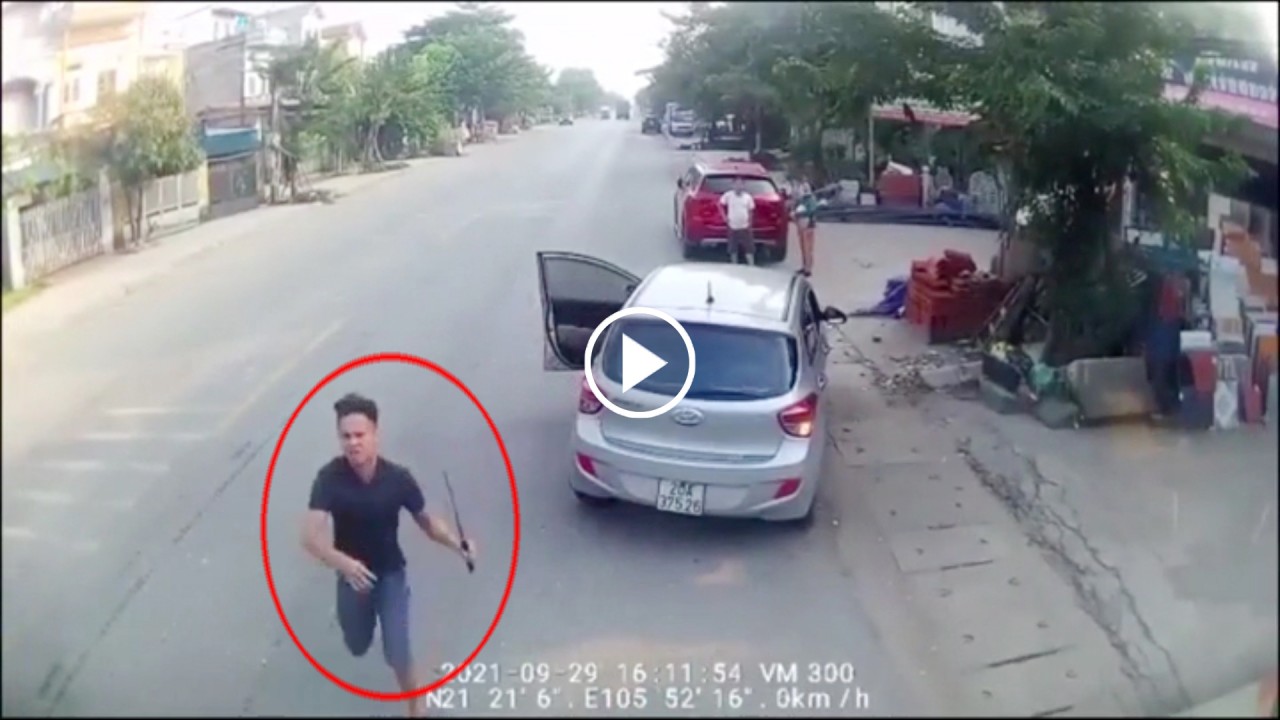 Xe tải vượt ẩu bị 2 thanh niên chặn đầu đập vỡ kính 'trả đũa' Xe tải vượt ẩu bị 2 thanh niên chặn đầu đập vỡ kính 'trả đũa'
