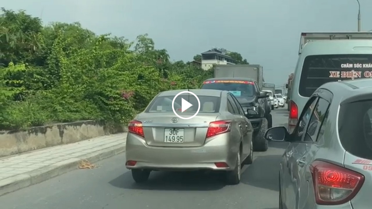 Ô tô 5 chỗ vượt lấn làn bị xe bán tải ép lùi Ô tô 5 chỗ vượt lấn làn bị xe bán tải ép lùi