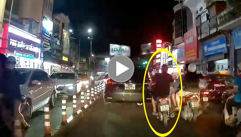 Không được nhường đường, thanh niên hung hăng đánh người đi xe máy Không được nhường đường, thanh niên hung hăng đánh người đi xe máy