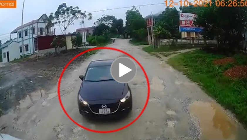 Chiếc Mazda lạc lái, đâm thẳng vào đầu xe tải dù đường thông thoáng Chiếc Mazda lạc lái, đâm thẳng vào đầu xe tải dù đường thông thoáng