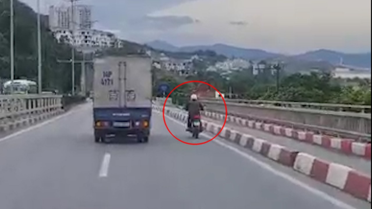 Năng lượng tích cực: Tài xế xe tải bật đèn cảnh báo đi chậm chắn gió to cho xe máy Năng lượng tích cực: Tài xế xe tải bật đèn cảnh báo đi chậm chắn gió to cho xe máy