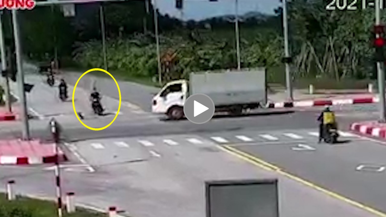 Bị xe tải đâm vì vượt đèn đỏ, thanh niên 15 tuổi đi xe máy Bị xe tải đâm vì vượt đèn đỏ, thanh niên 15 tuổi đi xe máy