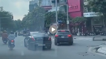 Hai tài xế lái xe sang xích mích, tạt đầu chặn xe 