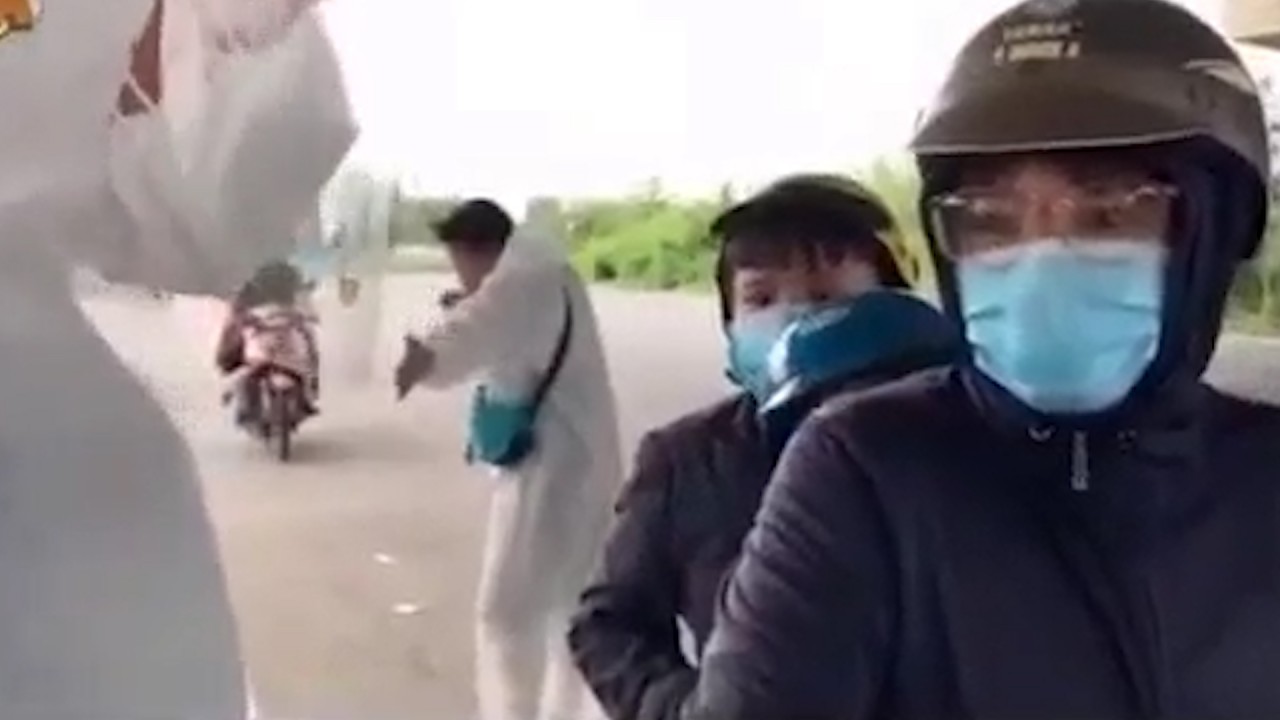 Người phụ nữ chở con về quê 3 lần/ngày để 
