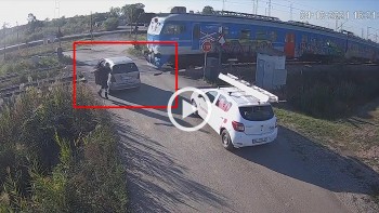 Tài xế bỏ lại ô tô để 