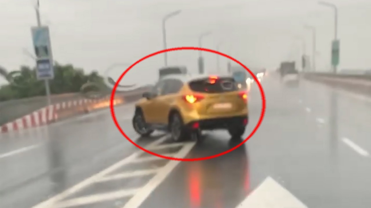 Mặc trời mưa gió, tài xế vẫn thản nhiên quay đầu trên cầu Thăng Long Mặc trời mưa gió, tài xế vẫn thản nhiên quay đầu trên cầu Thăng Long