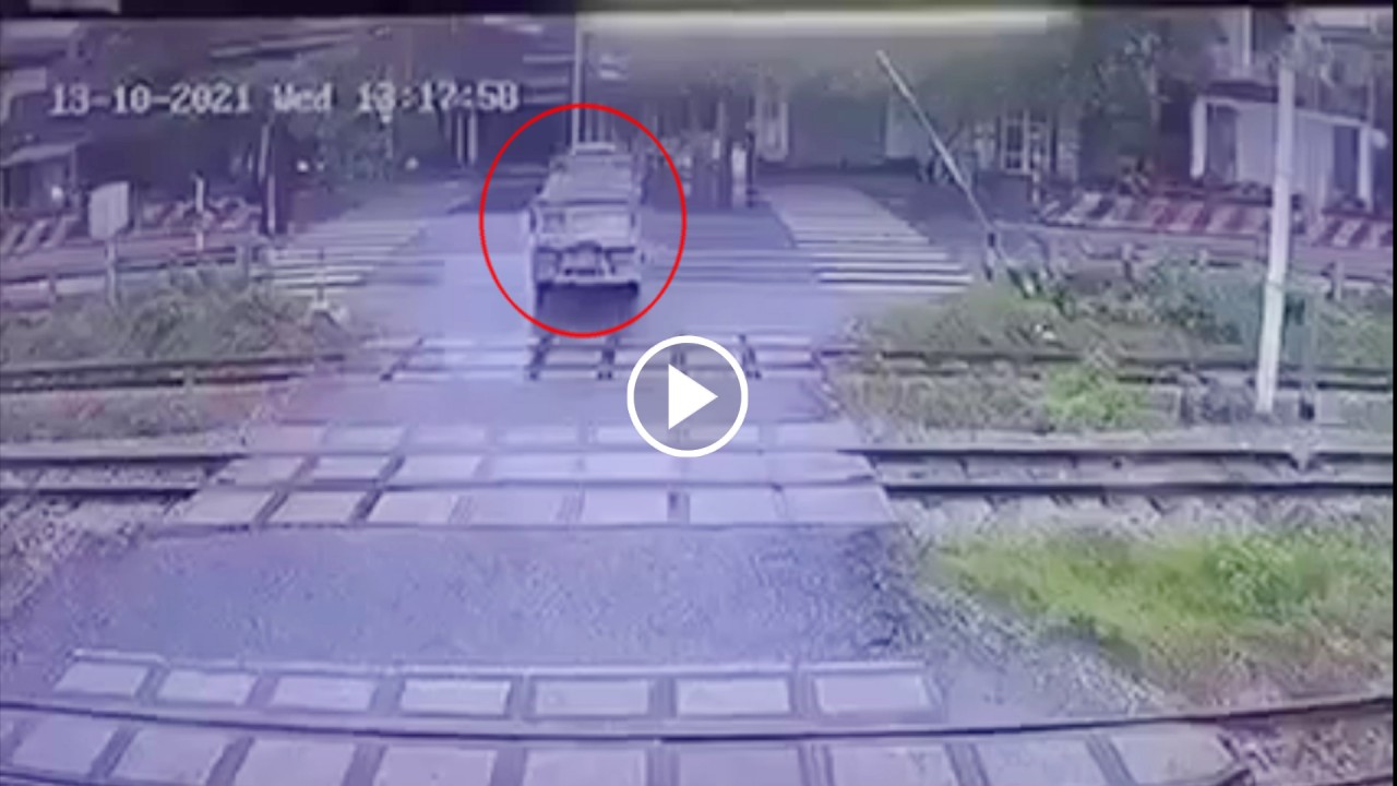 Người đàn ông đi xe máy nguy kịch sau pha va chạm với xe tải đang sang đường Người đàn ông đi xe máy nguy kịch sau pha va chạm với xe tải đang sang đường