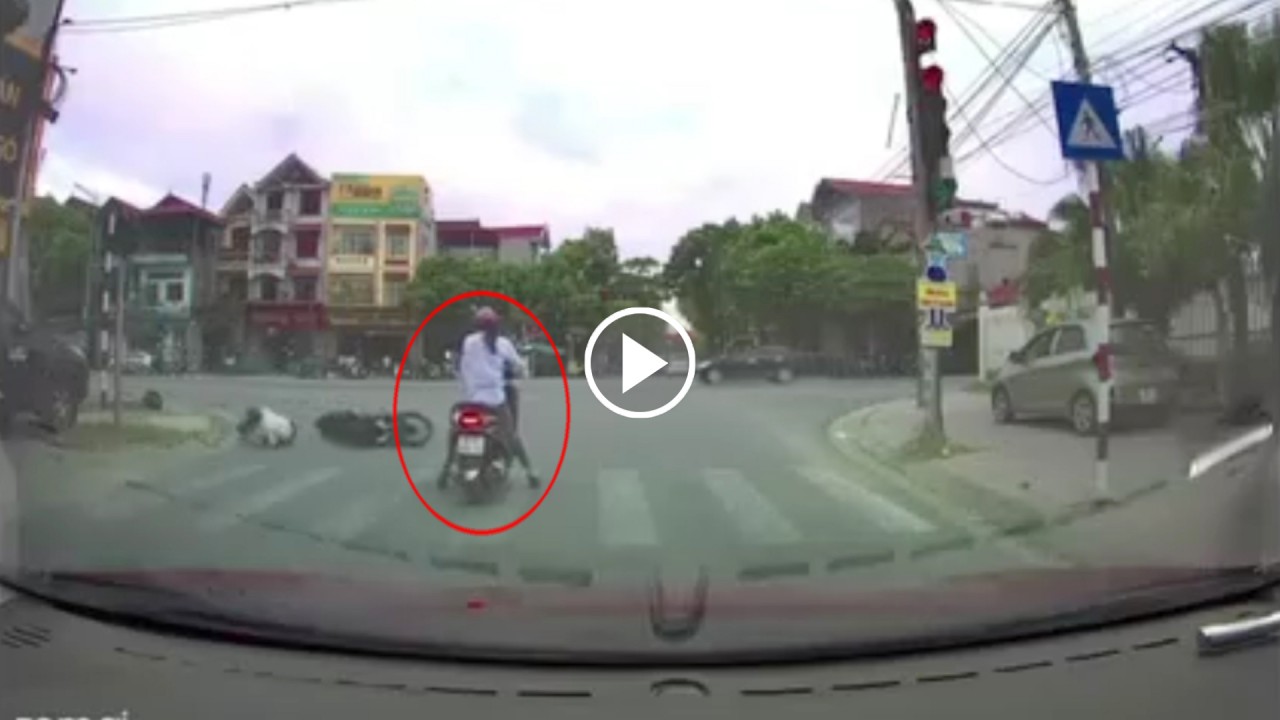 Cô gái bất ngờ gặp nạn trong lúc chờ đèn đỏ Cô gái bất ngờ gặp nạn trong lúc chờ đèn đỏ