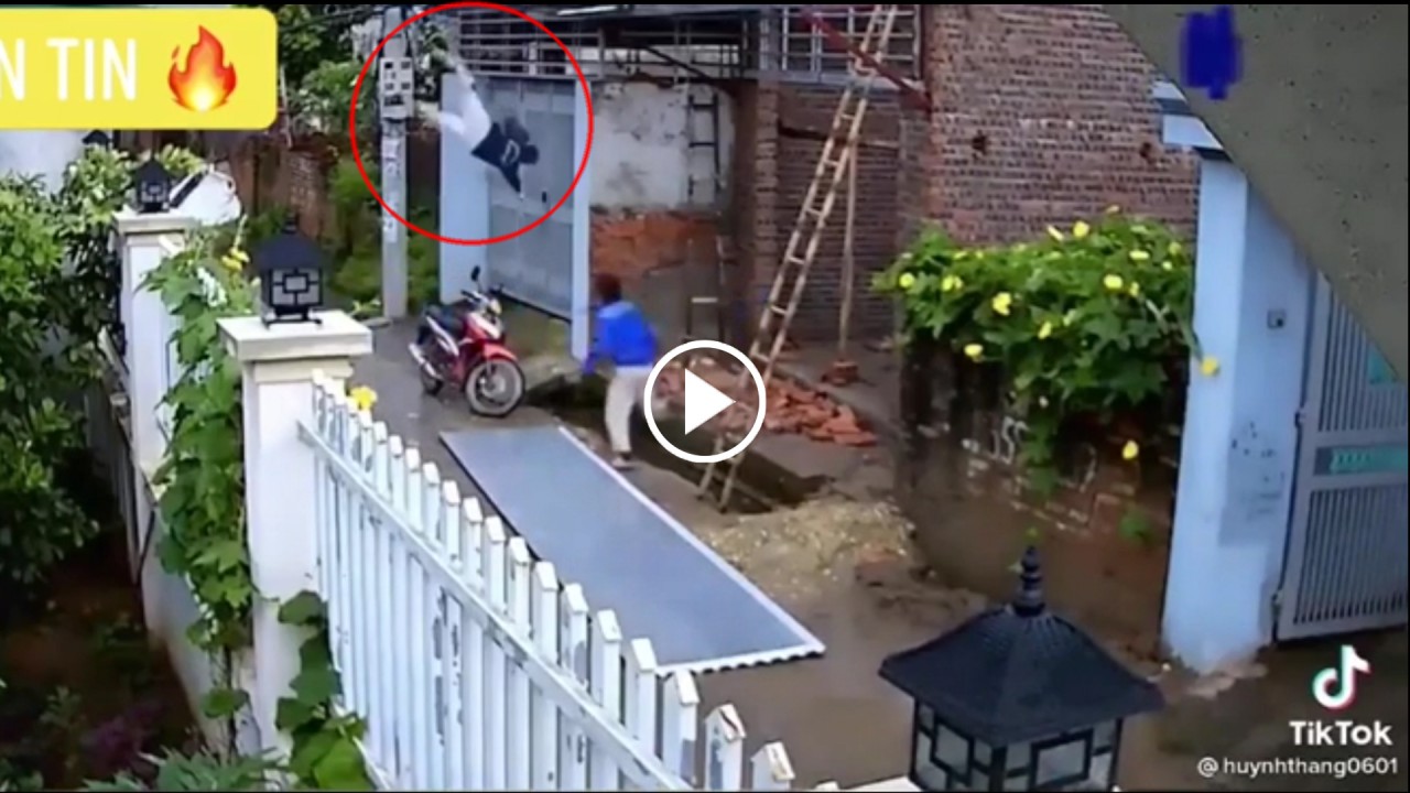Người đàn ông rơi từ tầng cao xuống đất nghi do bị điện giật Người đàn ông rơi từ tầng cao xuống đất nghi do bị điện giật