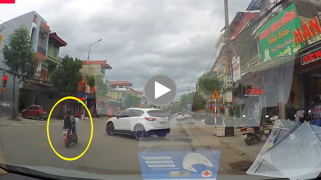 Nữ sinh đi xe đạp điện gặp nạn khi cố lách vượt ô tô Nữ sinh đi xe đạp điện gặp nạn khi cố lách vượt ô tô