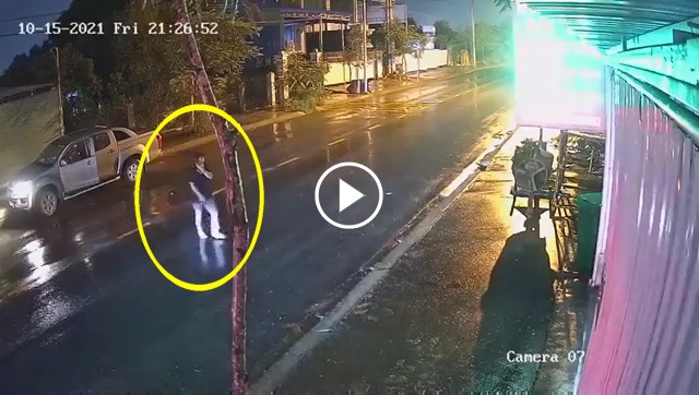Vừa đi vừa nghe điện thoại, tài xế ô tô gây họa cho xe máy Vừa đi vừa nghe điện thoại, tài xế ô tô gây họa cho xe máy