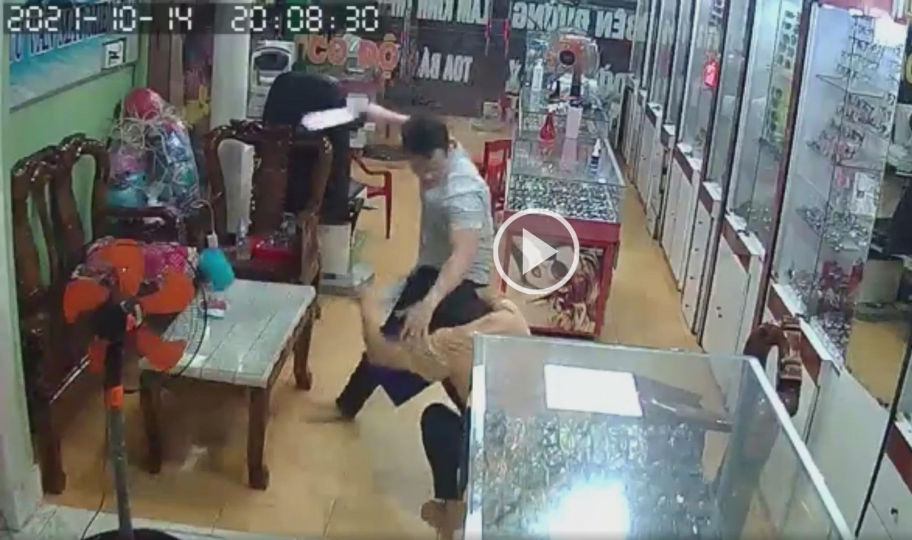 Cầm dao xông vào tiệm kính mắt hành hung phụ nữ Cầm dao xông vào tiệm kính mắt hành hung phụ nữ